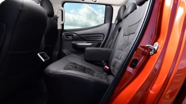 mitsubishi l200 isofix