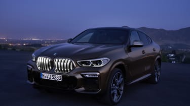 2019 BMW X6 - static night shot with kidney grilles lit up 