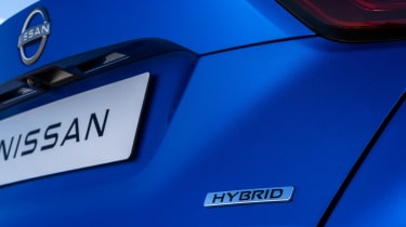 Nissan Juke Hybrid badges