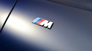 BMW i7 badge