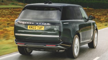 Range Rover UK rear 3/4 tracking