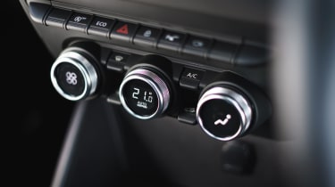 Dacia Duster Prestige climate control dials