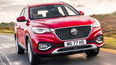 MG HS SUV front tracking
