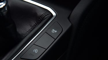 Ford Kuga buttons next to gearlever