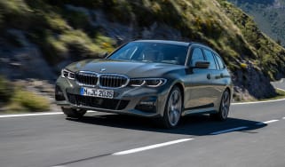2019 BMW 3 Series Touring - front 3/4 dynamic 