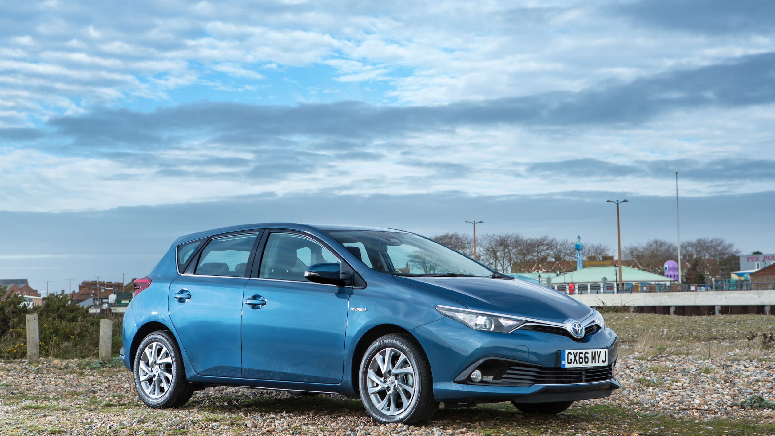 Toyota Auris Hybrid 2017 pictures Carbuyer