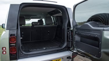 Land Rover Defender 110 - bootspace 