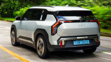 Kia EV3 rear 3/4 tracking