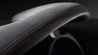 Was ist Alcantara? Vergleich Leder vs. Alcantara