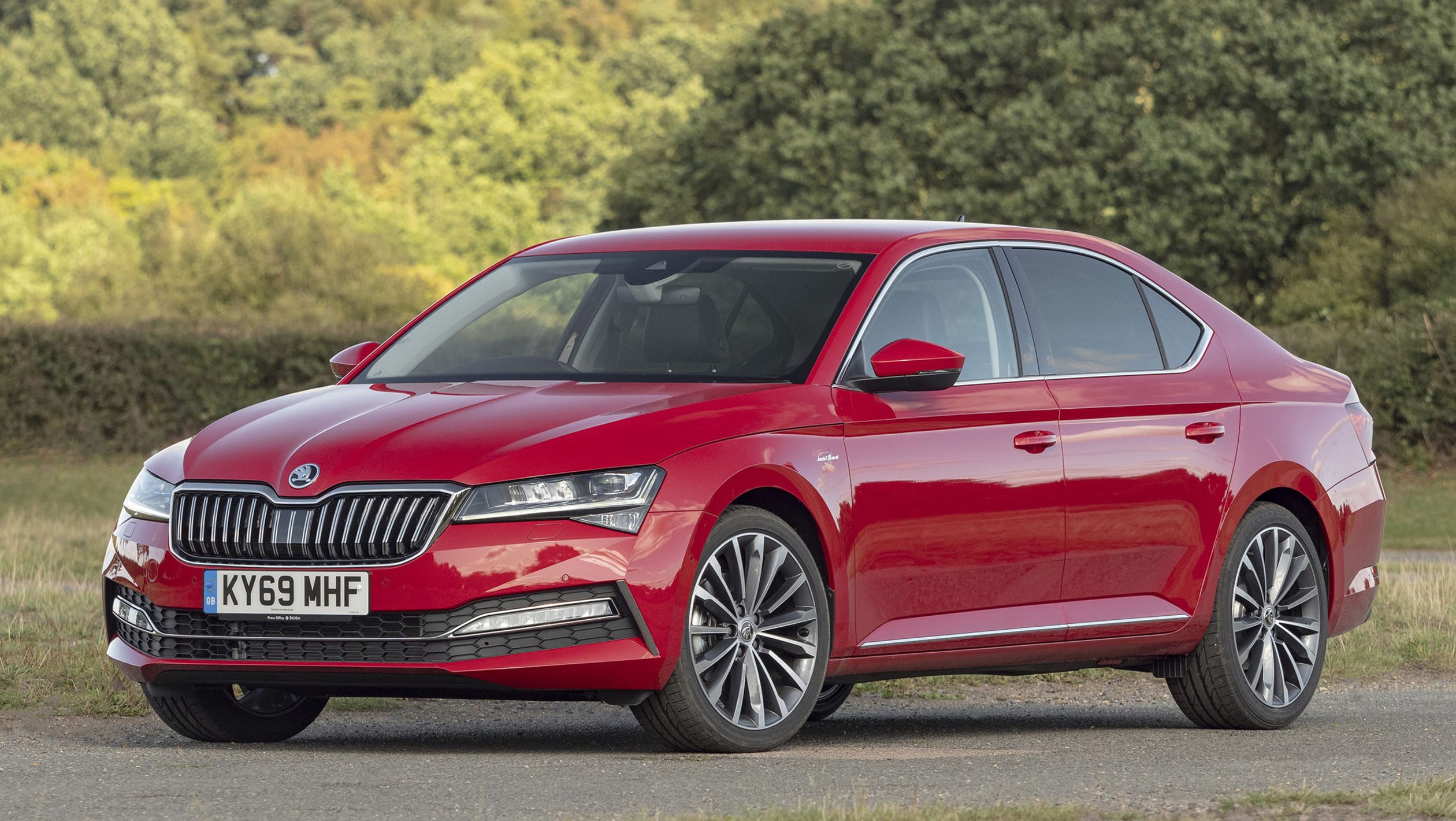 Skoda Superb hatchback MPG, running costs & CO2 2020 review Carbuyer