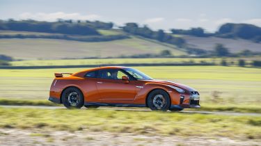 Nissan GT-R coupe side panning