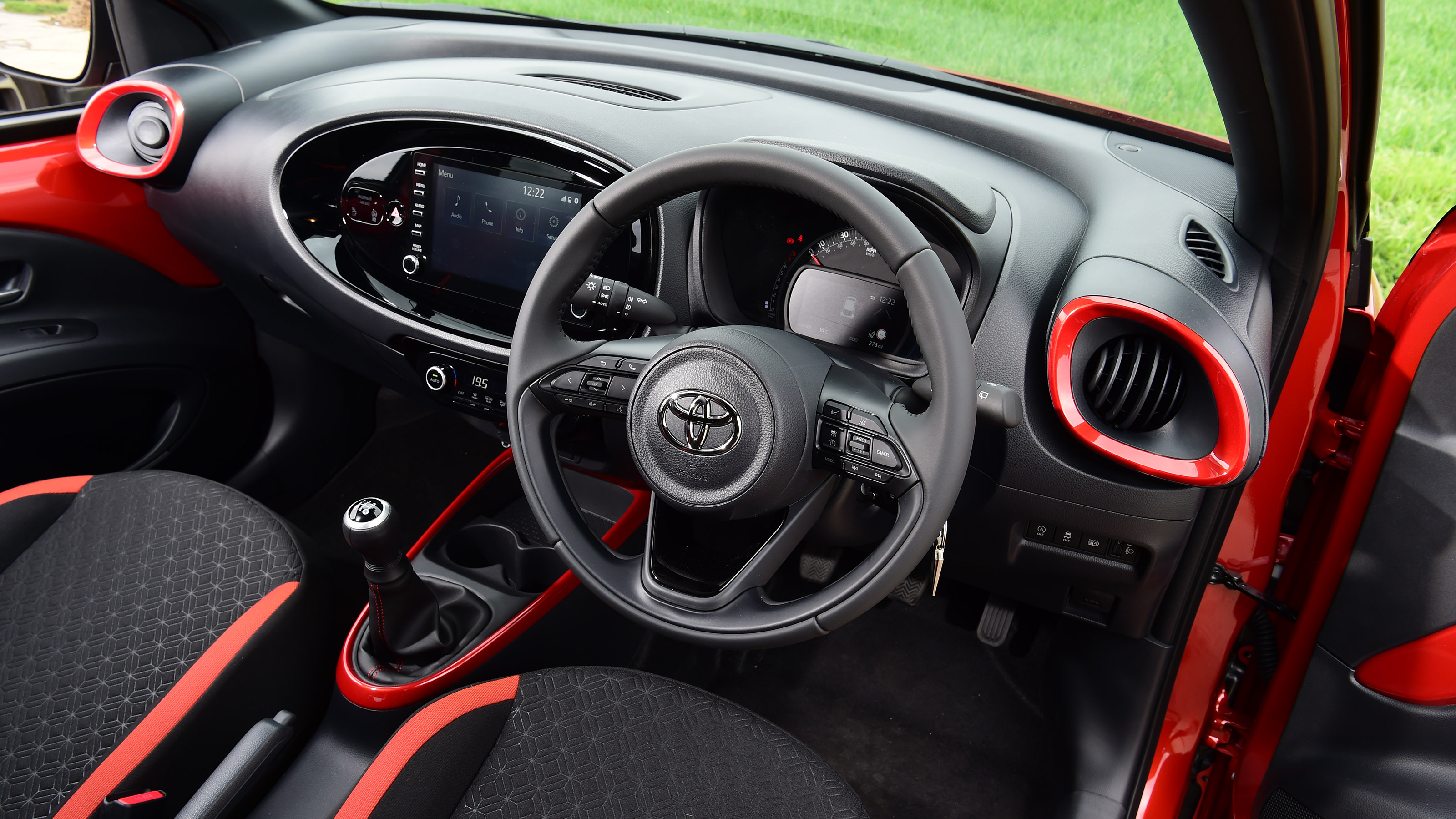 Đánh giá xe Toyota Aygo 2023 Mẫu mini Hatchback độc đáo và cổ điển