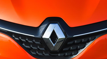 2019 Renault Clio - large diamond grille badge