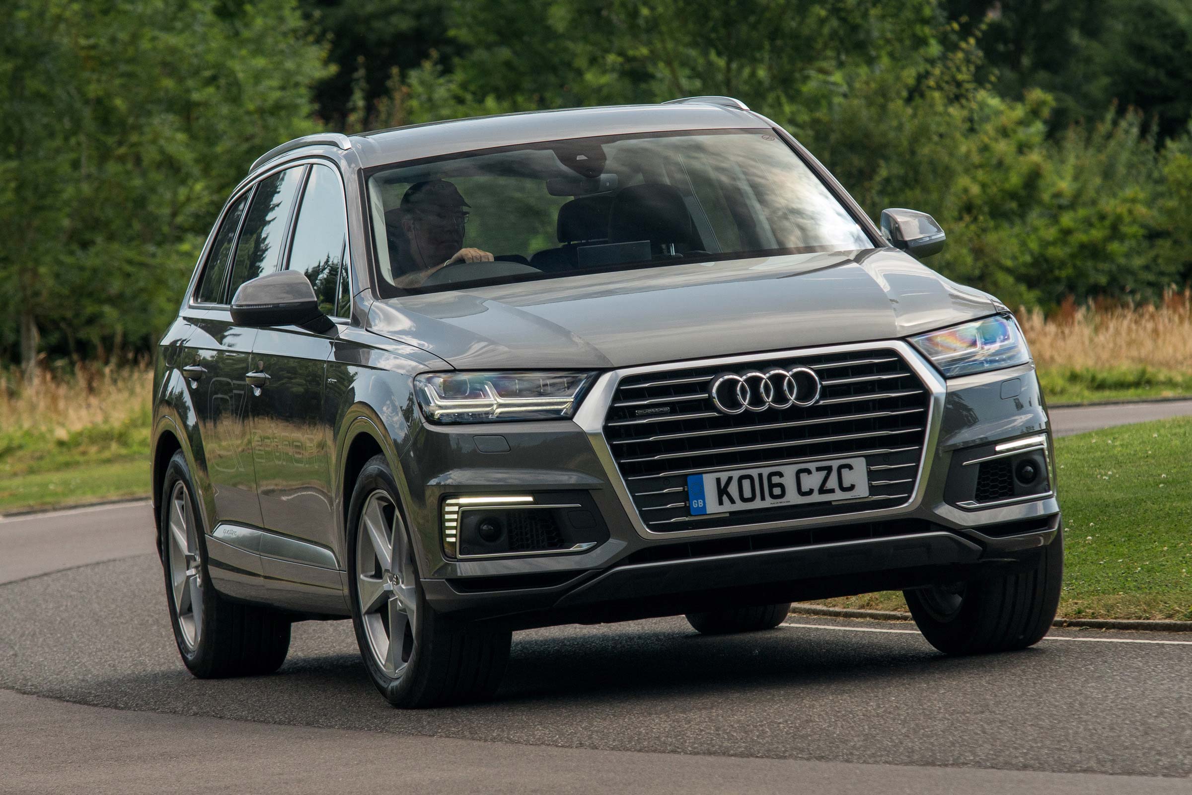 2017 Audi Q7 etron hybrid pictures Carbuyer