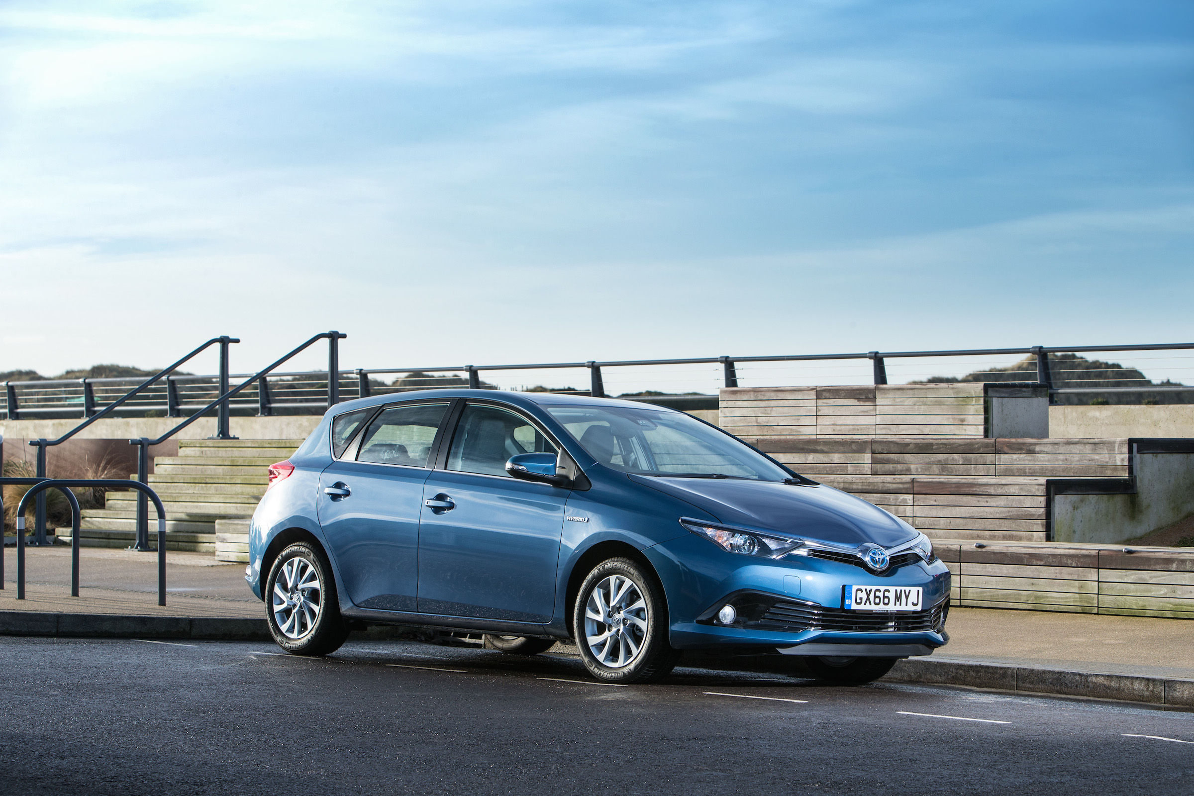 Toyota Auris Hybrid 2017 pictures Carbuyer
