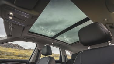Volkswagen Touareg facelift panoramic sunroof