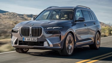 BMW X7 facelift driving