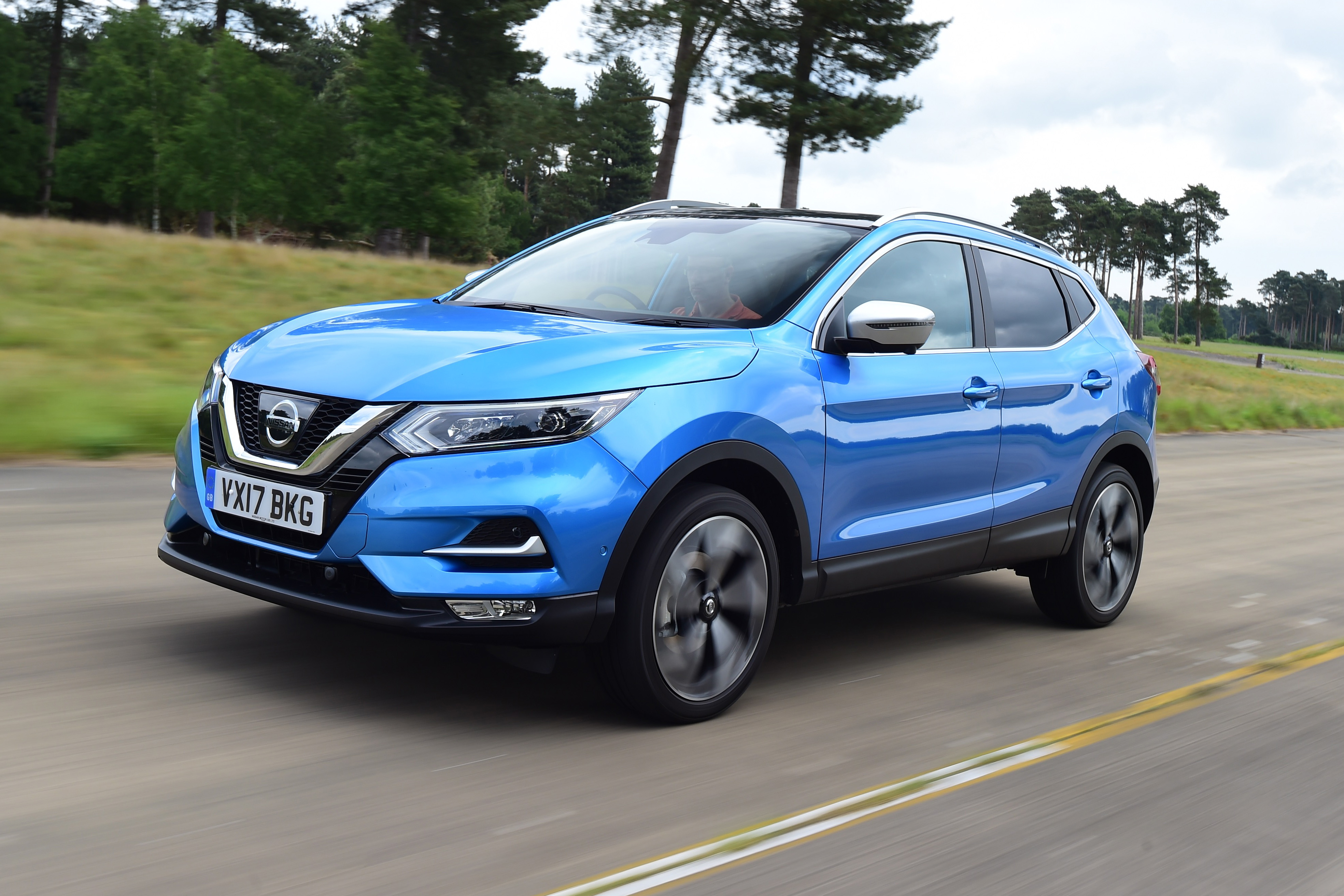 Недорогие кроссоверы. Nissan Qashqai 2022. Голубой Кашкай 2021. Ниссан Кашкай синий 2020. Ниссан Кашкай 2022 голубой.