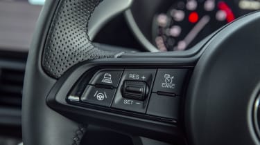 Alfa Romeo Giulia steering wheel controls