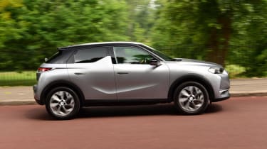 DS 3 Crossback E-Tense SUV side panning