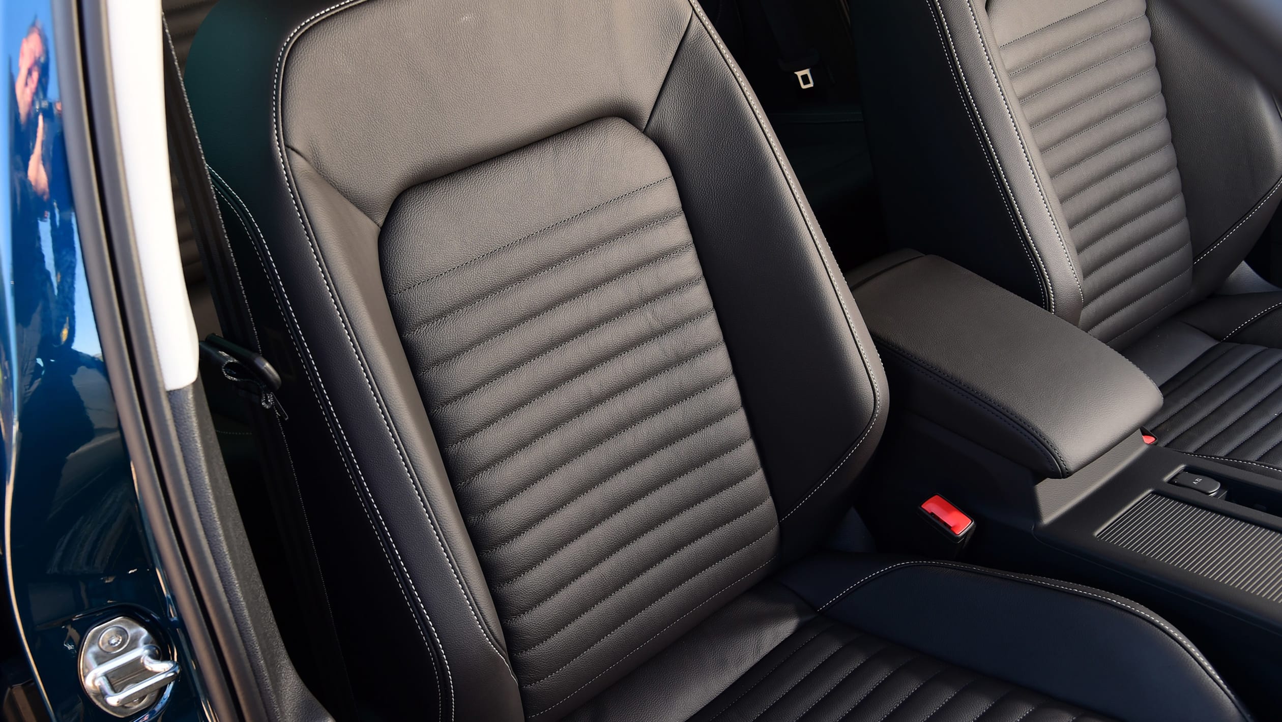 Volkswagen Passat saloon pictures Carbuyer