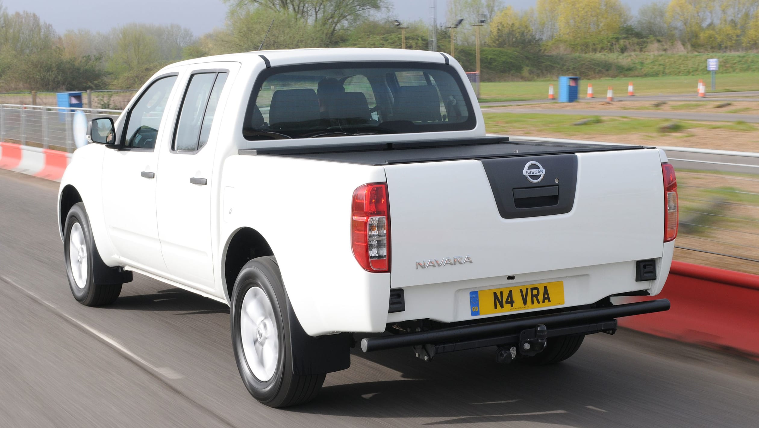 Nissan Navara pickup pictures | Carbuyer
