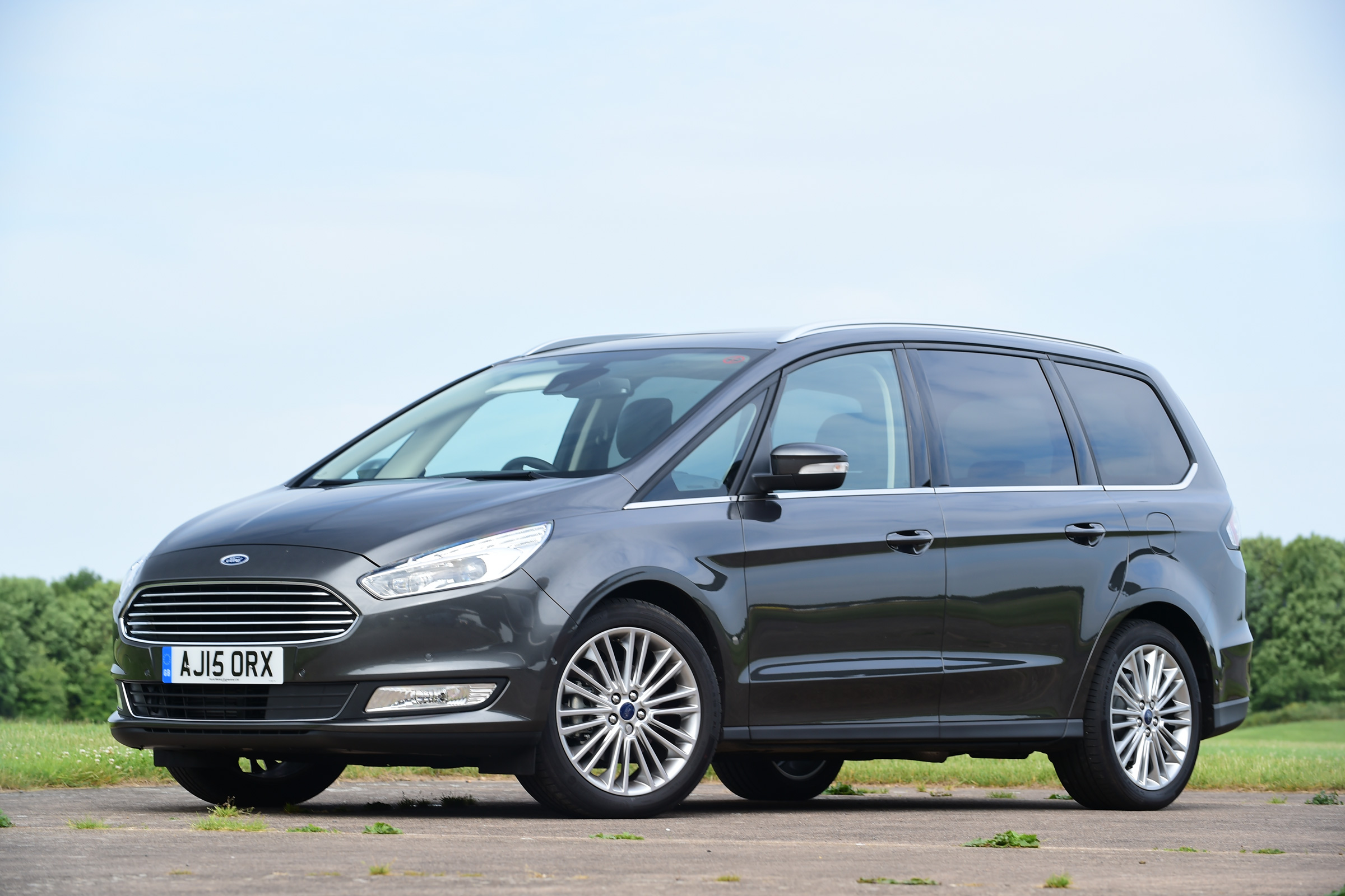 Ford S-MAX MPV review - Carbuyer 