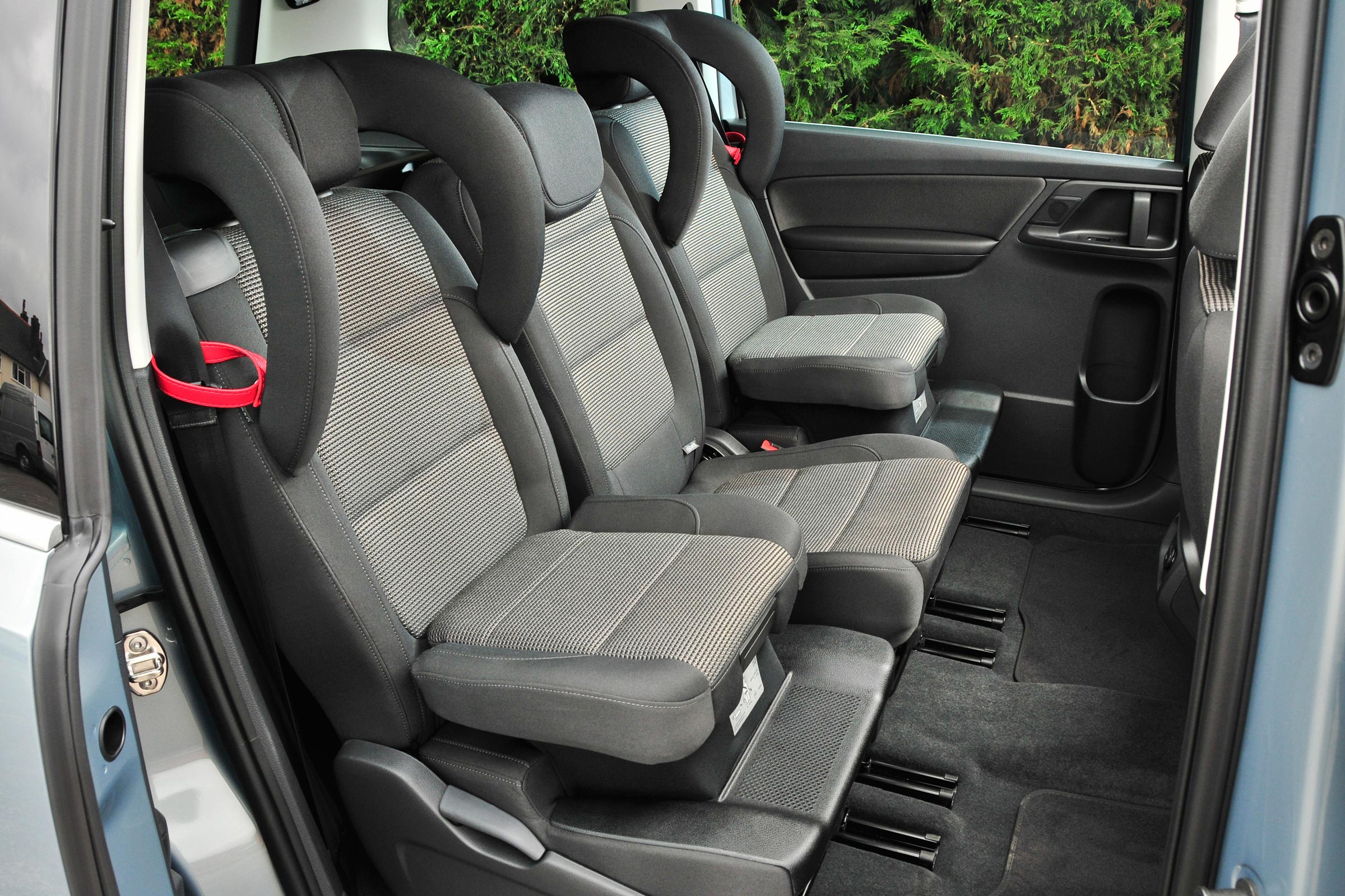 Фото 6 места. Volkswagen Sharan третий ряд. VW Sharan Seat. Volkswagen Touran 3 ряд. Фольксваген Шаран задние сиденья.