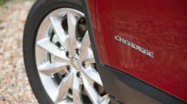 The entry-level Jeep Cherokee model comes with 17-inch alloy wheels.