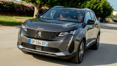 Peugeot 3008 MHEV front tracking