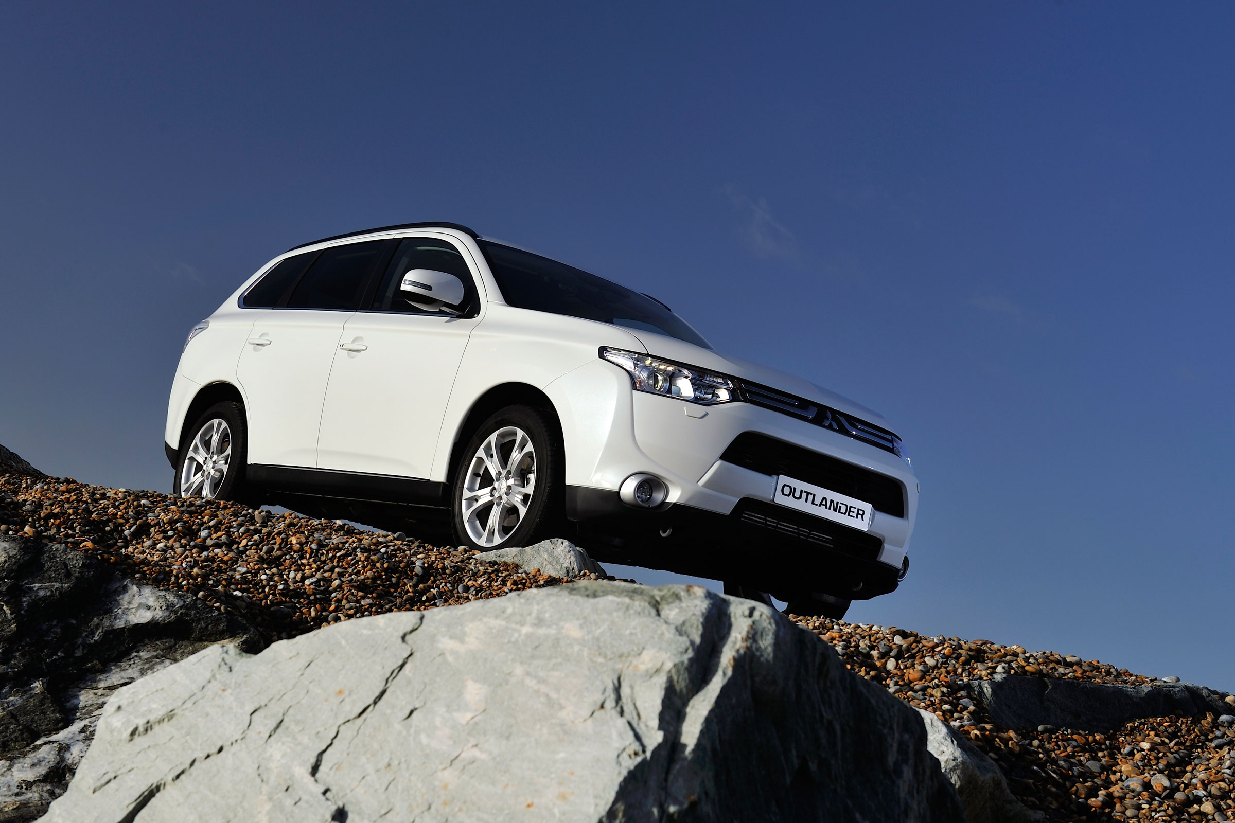 Mitsubishi Outlander SUV Pictures Carbuyer mitsubishi-outlander-suv-pictures-carbuyer