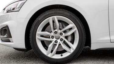 The entry-level SE model comes with 17-inch alloy wheels, but these are optional, larger 18-inch versions.