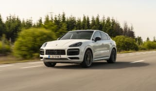 Porsche Cayenne Turbo S E-Hybrid - front 3/4 dynamic
