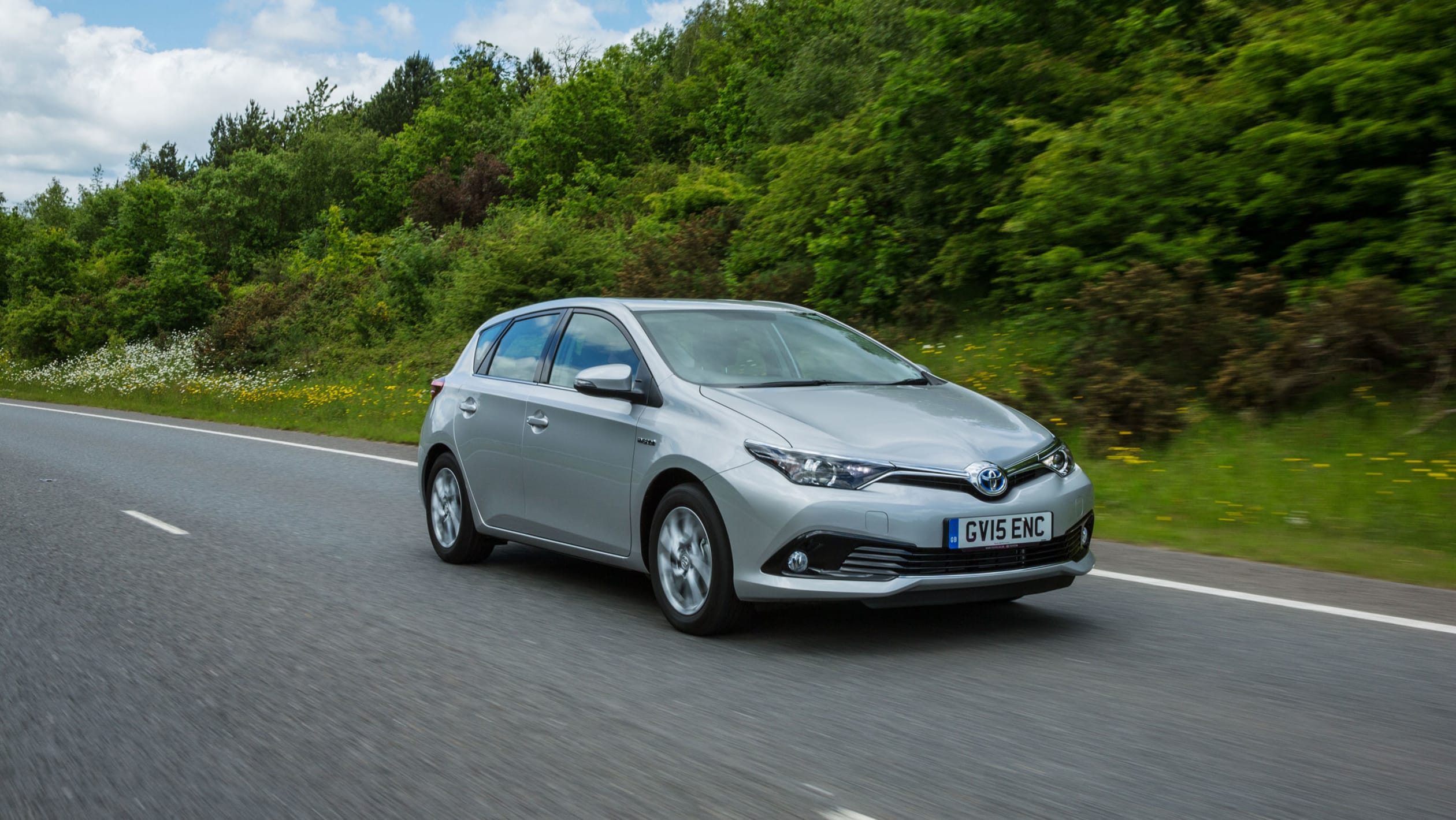 Toyota Auris hatchback 2015 pictures Carbuyer