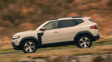 Dacia Duster UK side panning