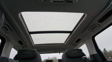 Maxus Mifa 9 MPV panoramic sunroof