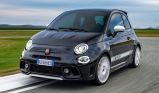 Abarth 695 Esseesse - front 3/4 dynamic 