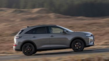 DS 7 SUV UK side panning