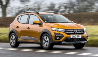 Dacia Sandero Stepway hatchback front 3/4 panning