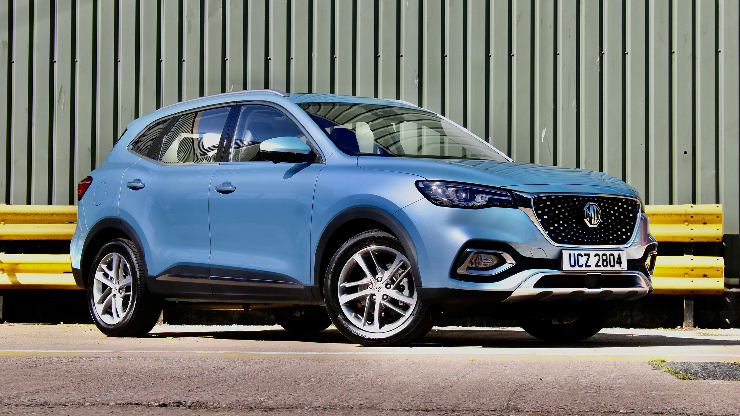 mg-hs-plug-in-hybrid-suv-now-on-sale-carbuyer