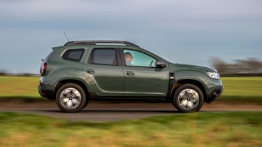 Dacia Duster SUV side panning
