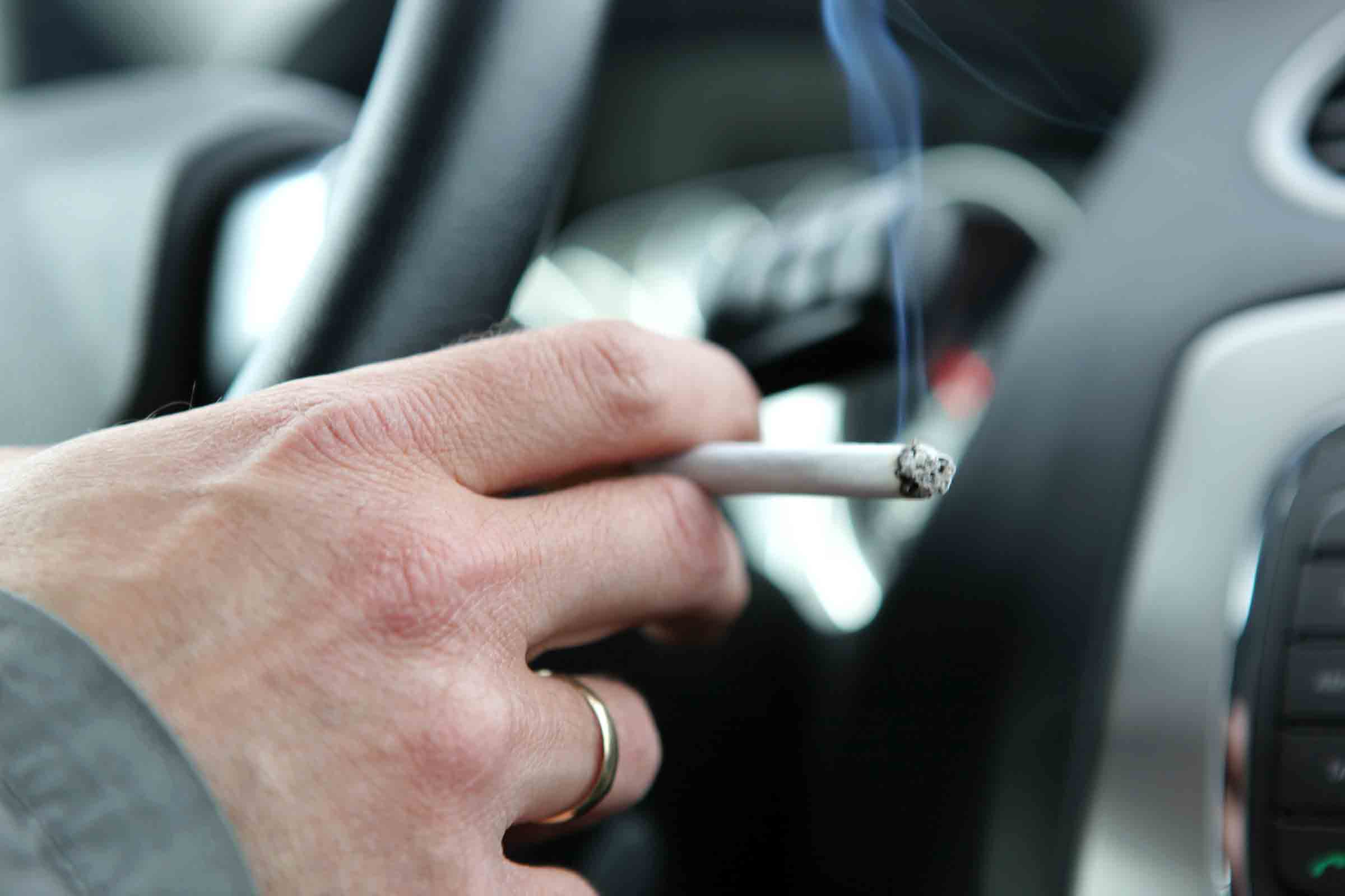 Опасность курения в машине