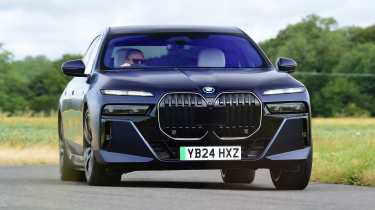 BMW i7 front driving