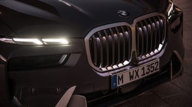 BMW X7 facelift illuminated grille