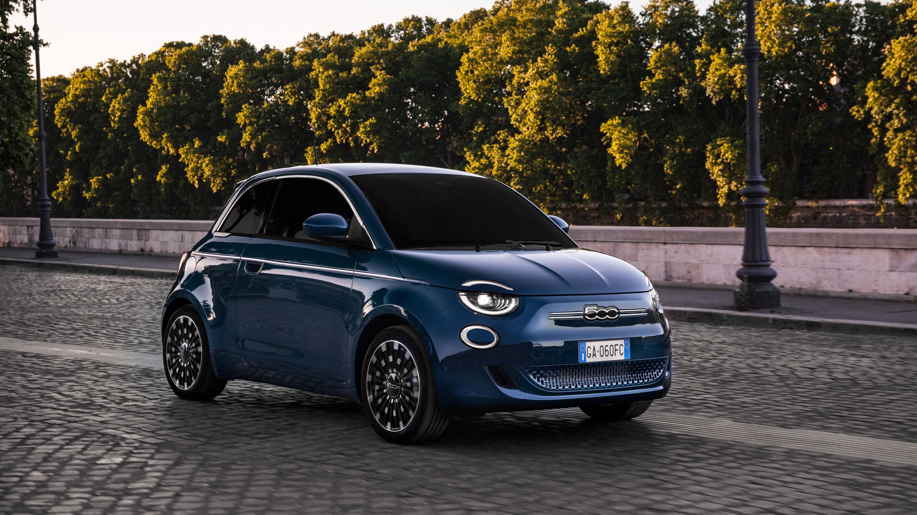 electric fiat 500 available to reserve with price of ps