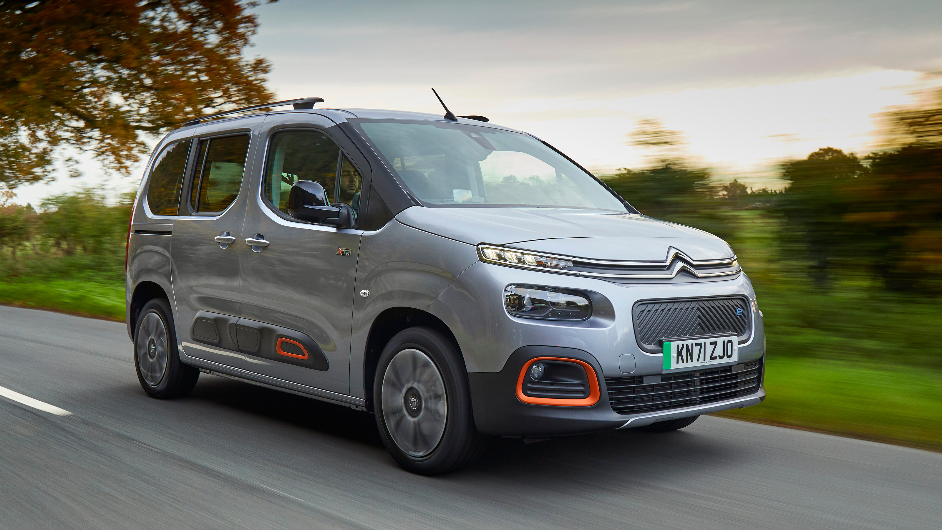 Dagelijks mengen twee Citroën Berlingo MPV review | Carbuyer