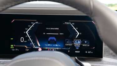 BMW i7 driver&#039;s display