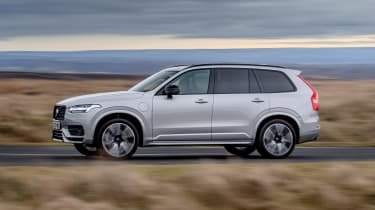Volvo XC90 Recharge side panning