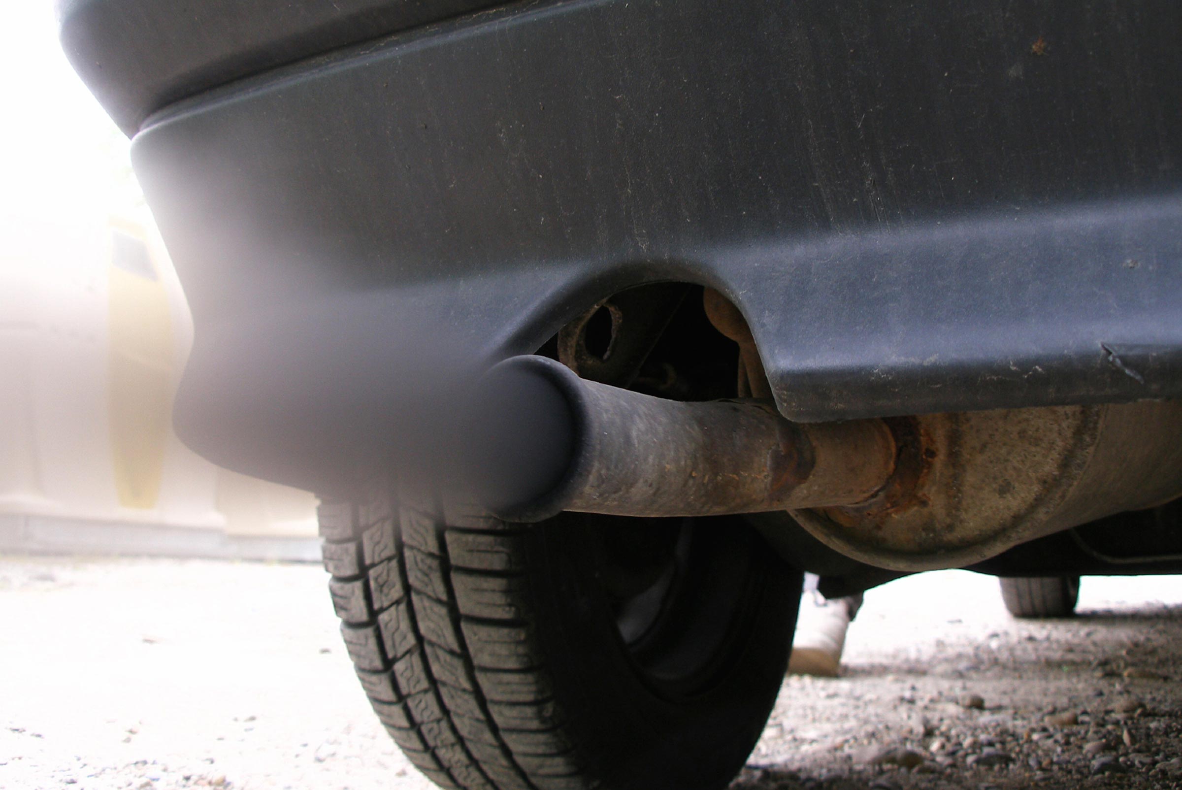 what-does-black-blue-or-white-smoke-from-exhaust-mean-carbuyer