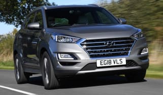 Hyundai Tucson Premium - front 3/4 driving
